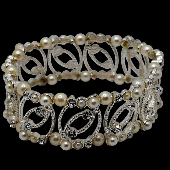 Elegant Silver and Pearl Bracelet - Picture 1 of 4